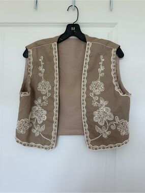 Embroidered cotton Taupe Vest with White Floral Trim